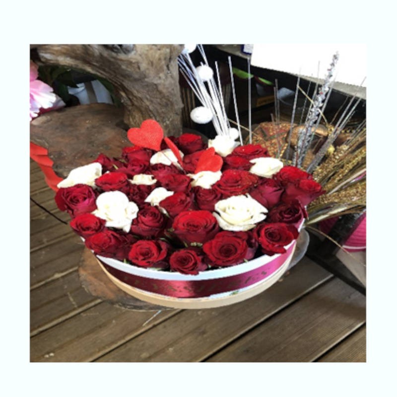 Boxe de roses blanches et rouges